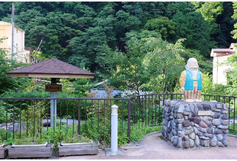 川治温泉の「かわじい」の像