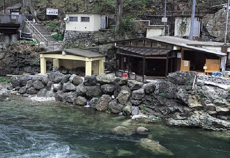 川に近い露天風呂