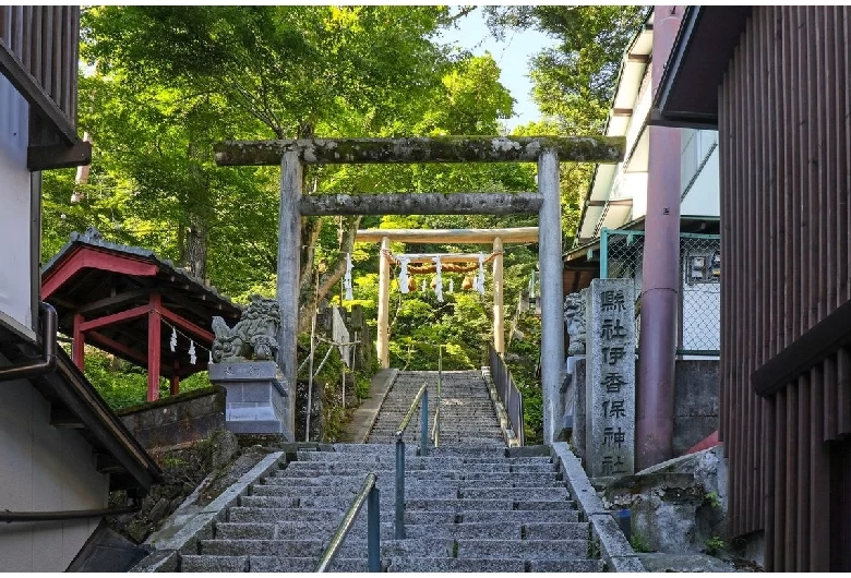 石段街の最上部に位置する