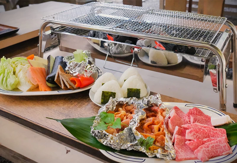 森と川に囲まれたなかでバーベキューを満喫