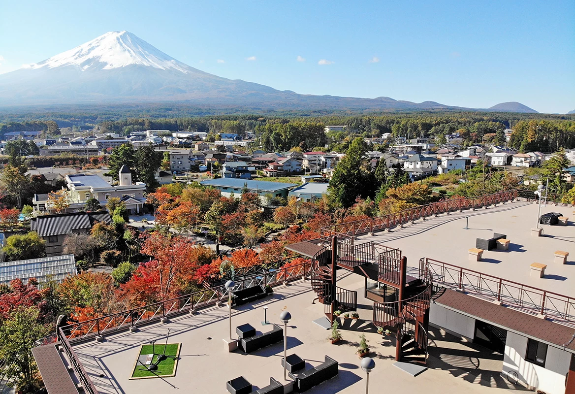 紅葉の季節には、一面が鮮やかな赤に染まる