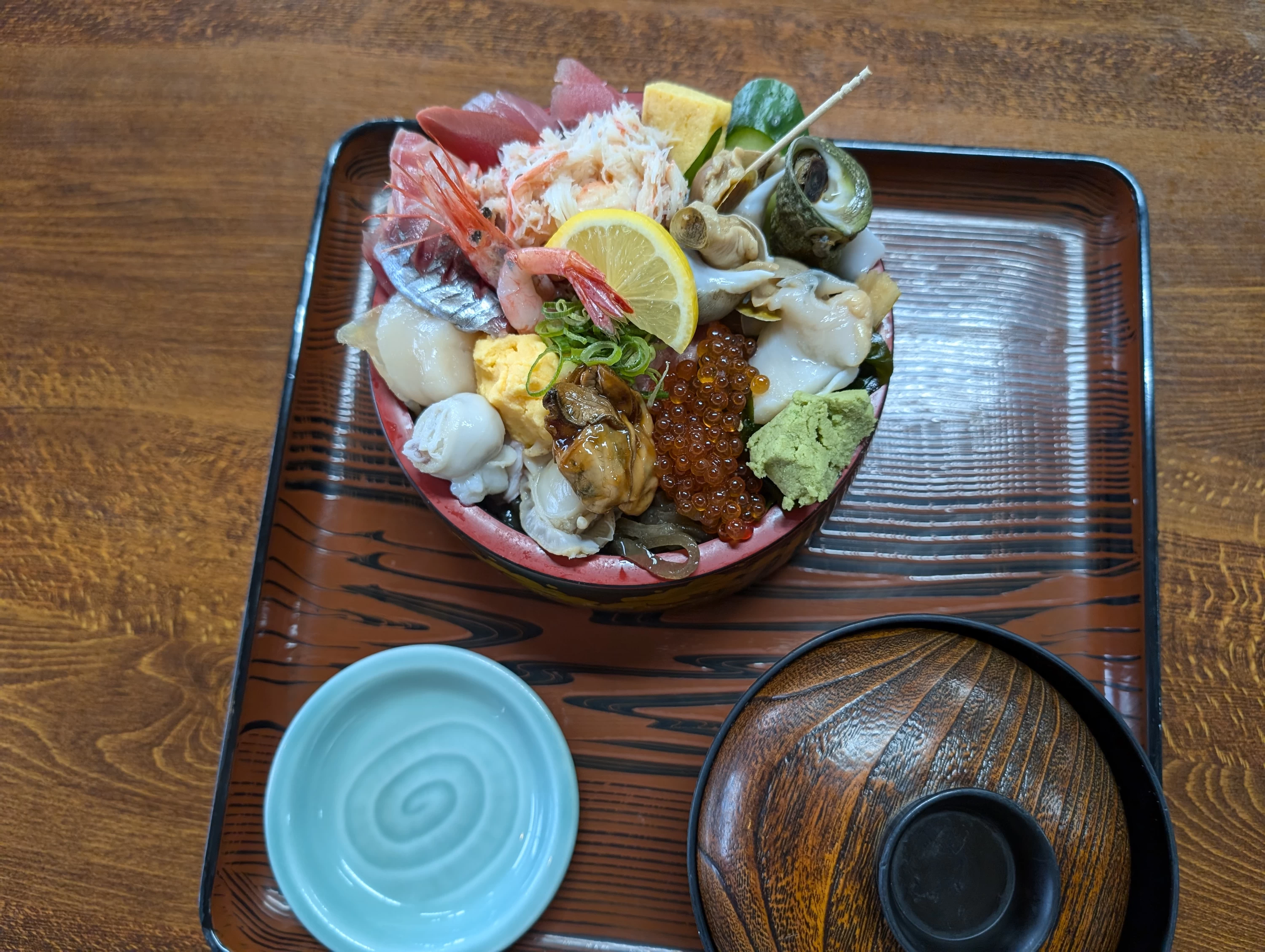 海鮮丼（上）2,300円　※現地にて撮影