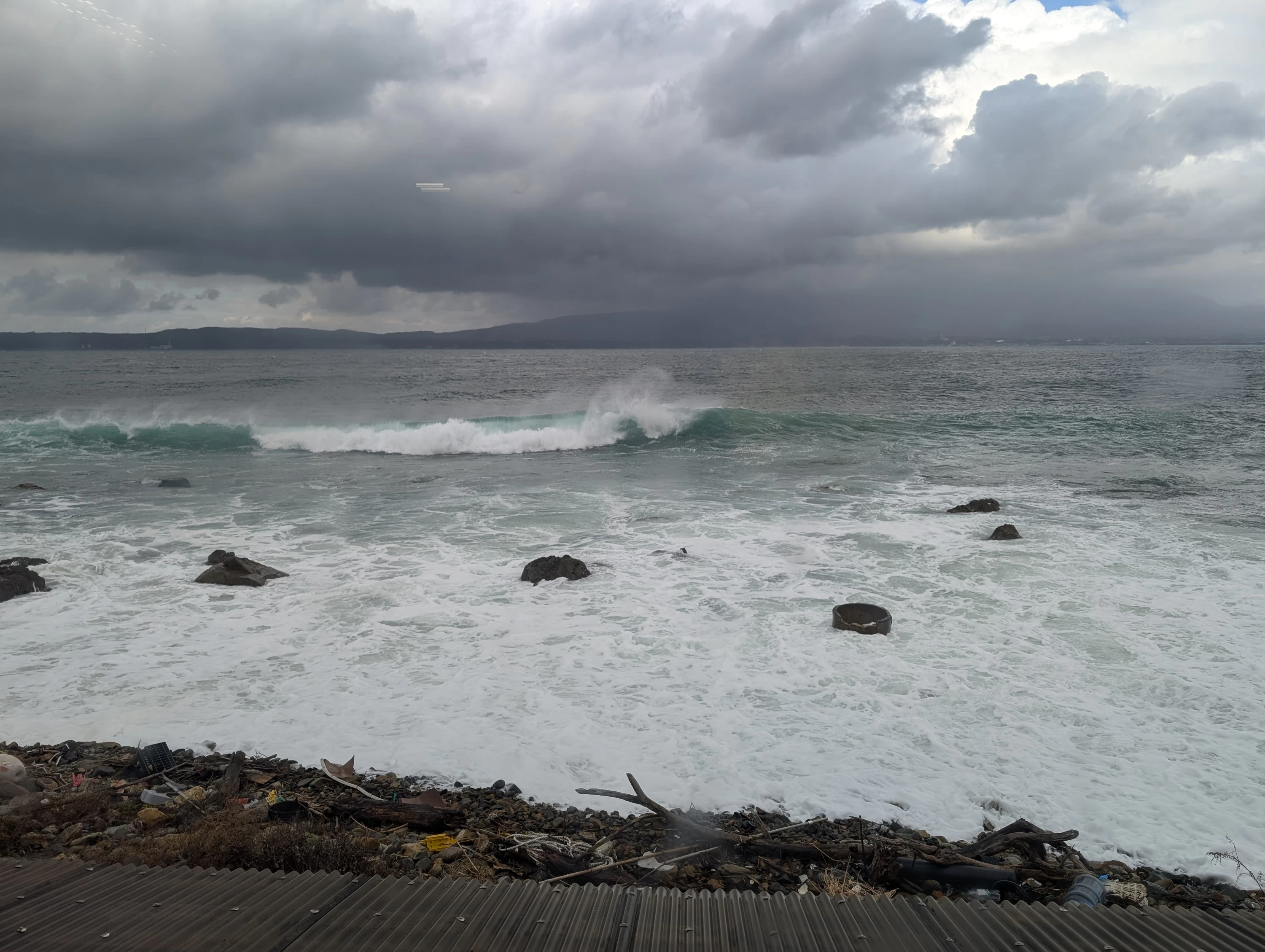 波が打ち付ける海岸　※現地にて撮影