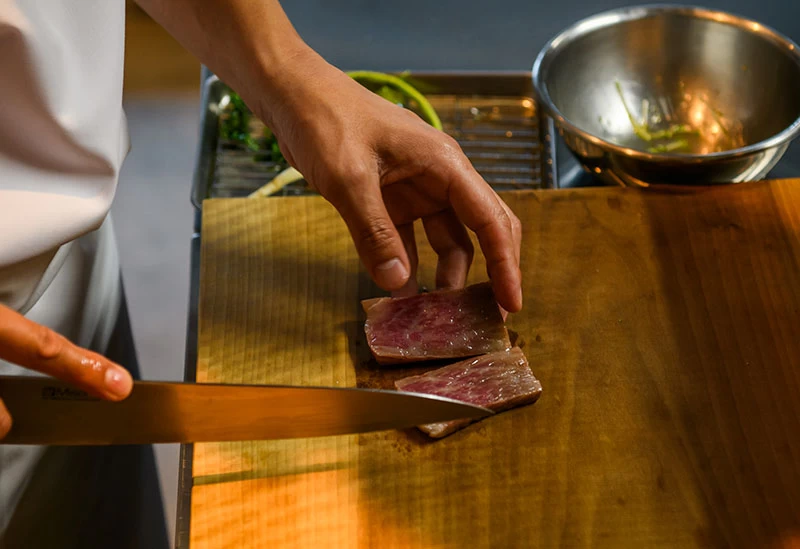 オープンキッチンから提供される、広島県と沖縄県の食材が融合した“沖縄×広島のフランス料理”