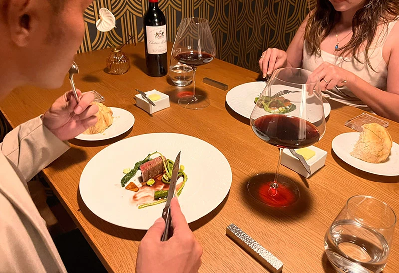 シェフが手がける料理とソムリエがセレクトしたワインを心ゆくまで堪能しよう