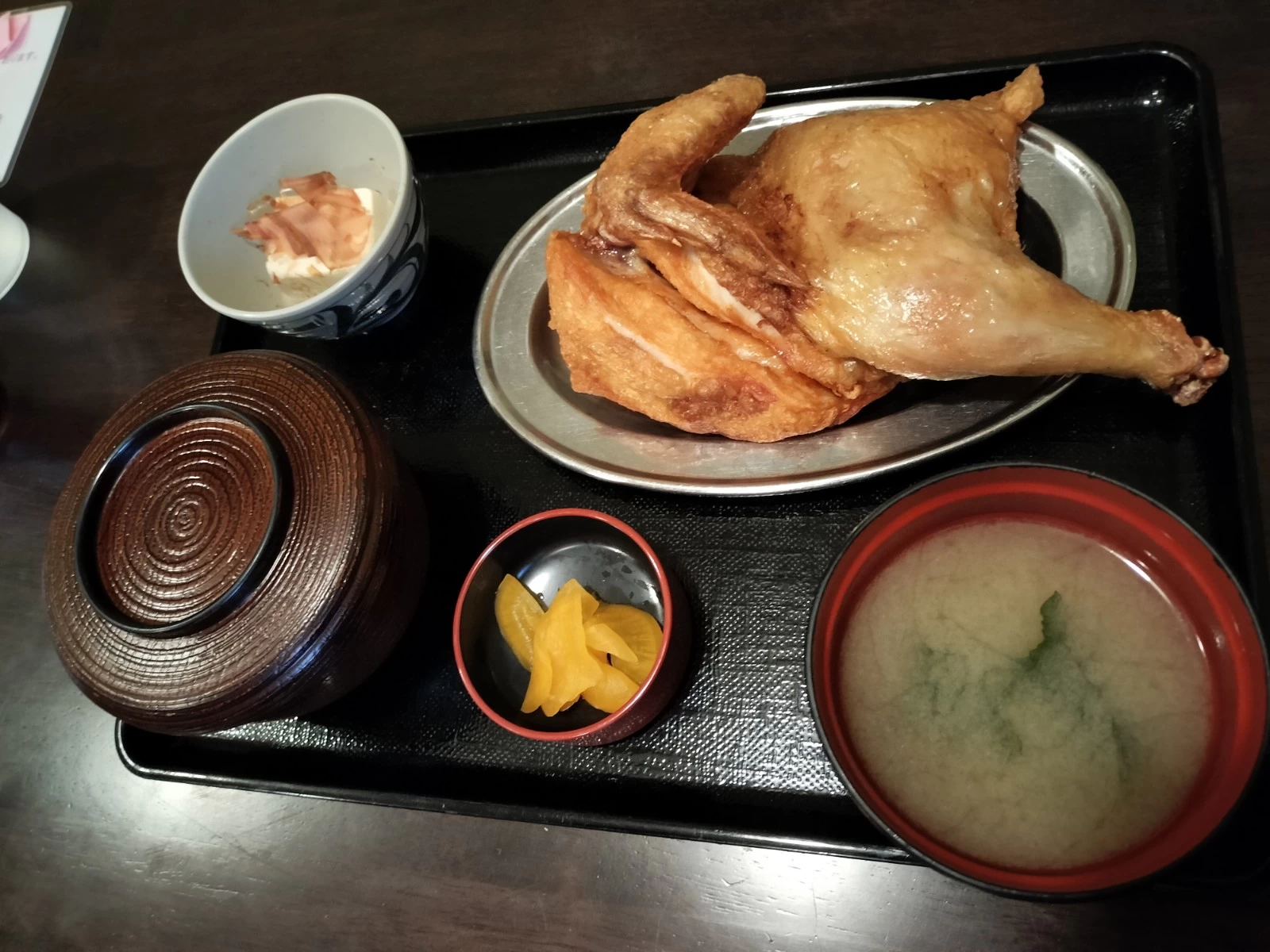 「若鶏半身揚げ」が満喫できる「若鶏定食」