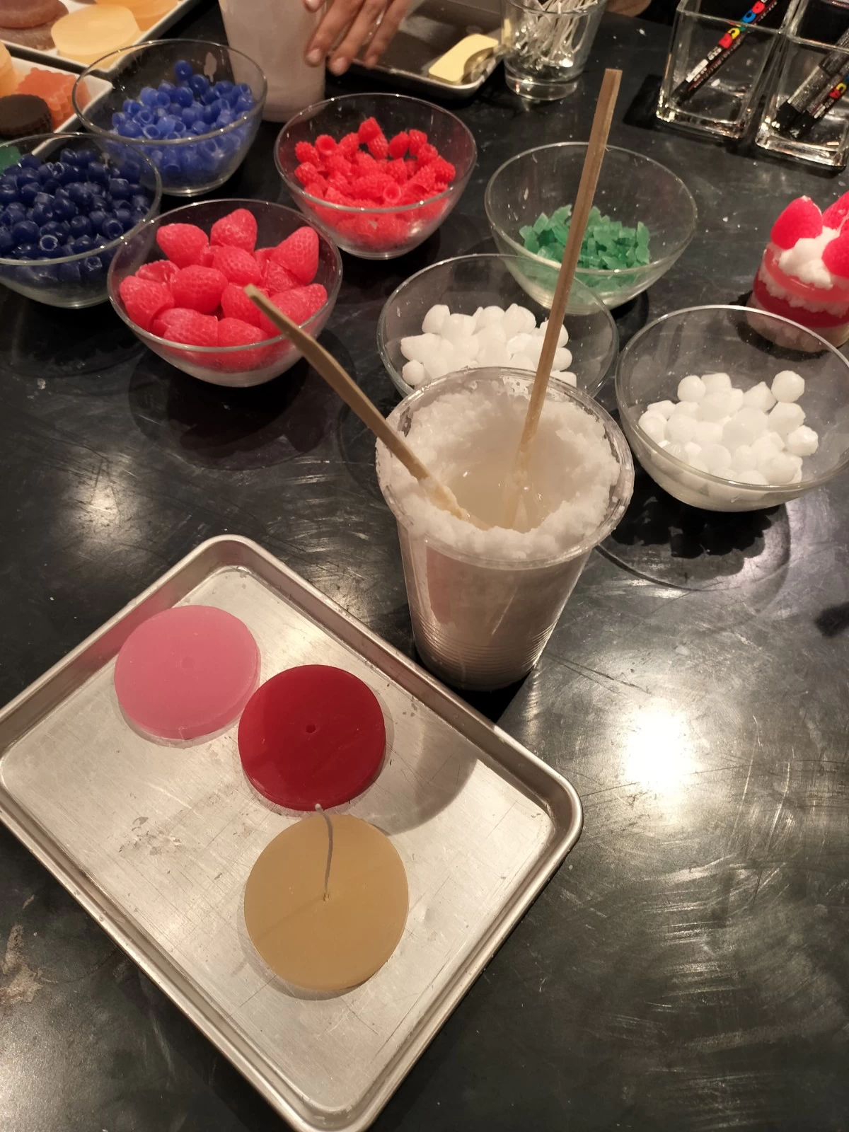 ロウのホイップが固まる前にデコレーションを