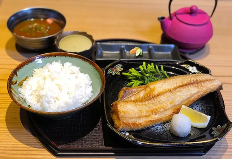 囲炉裏で焼いたホッケの一夜干し御膳