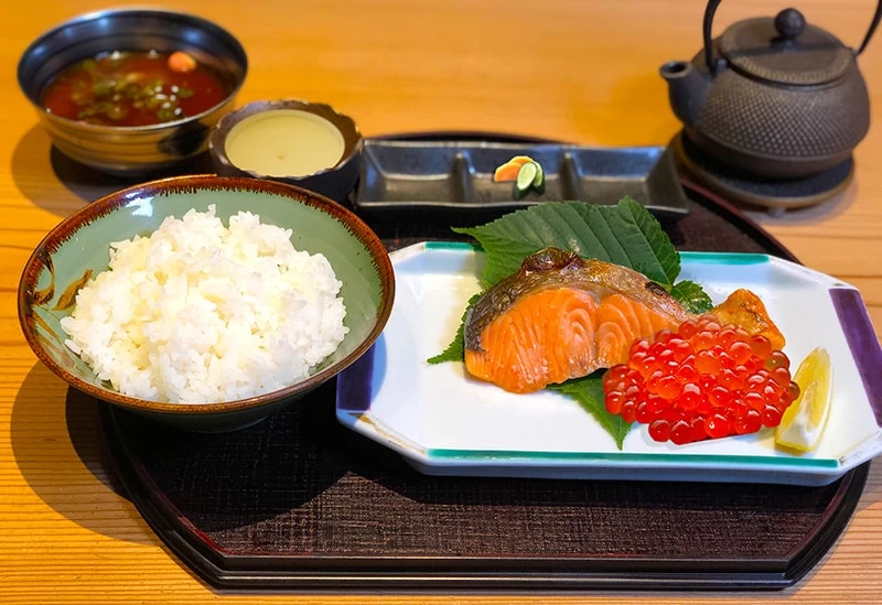 鮭といくらのだし茶漬け