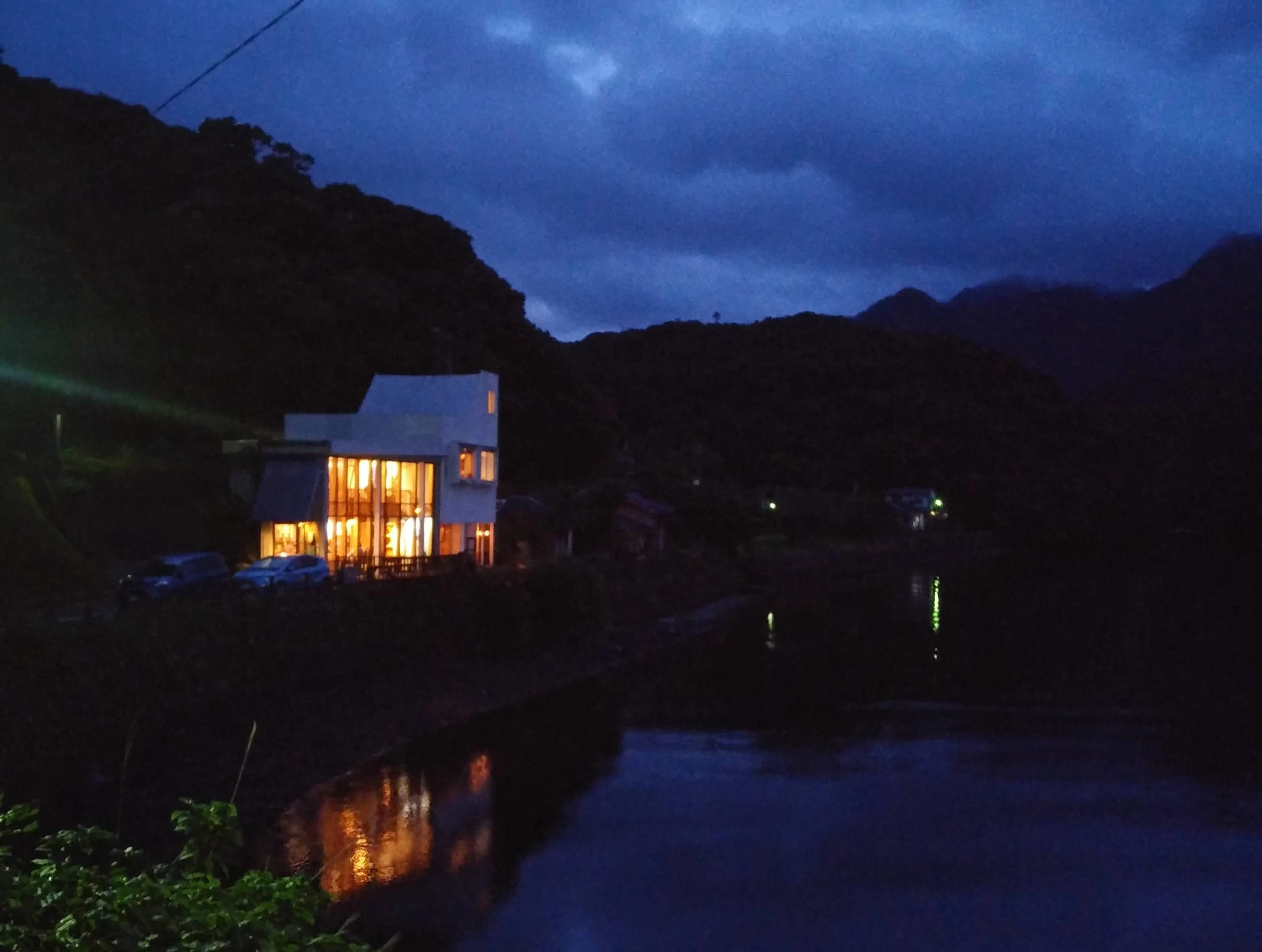 夜の外観。店内からは安房川が見渡せる（現地にて撮影）