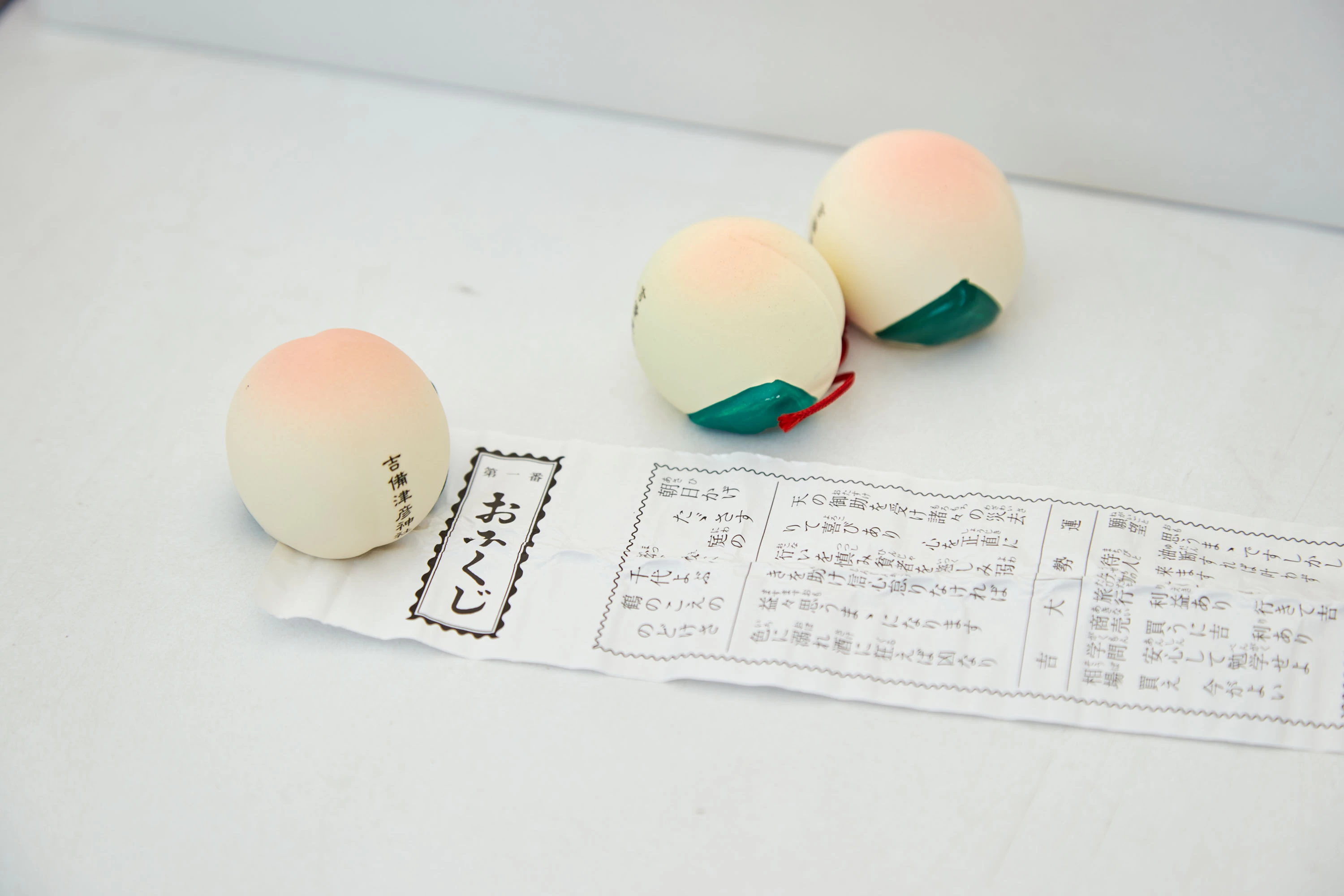 コロンとした陶器の桃の中に、おみくじが入った「桃みくじ」は500円