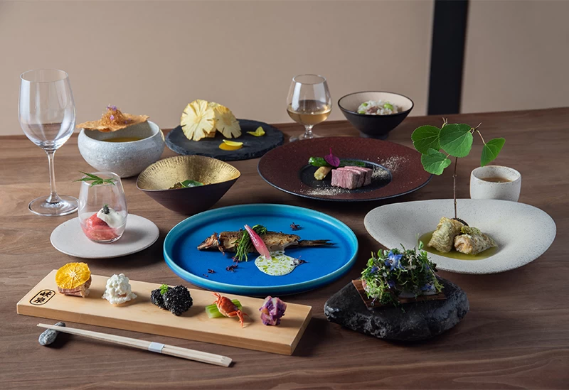 季節の10品が並ぶ創作会席