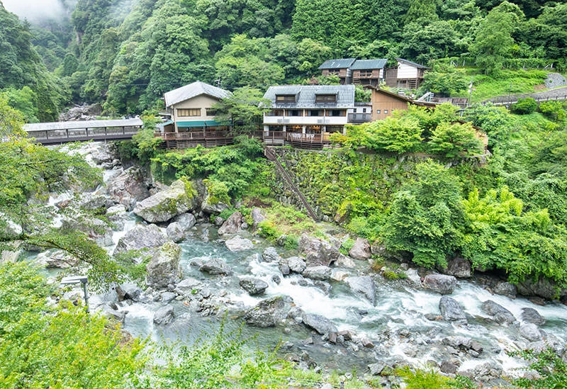 森林や渓谷に囲まれた施設