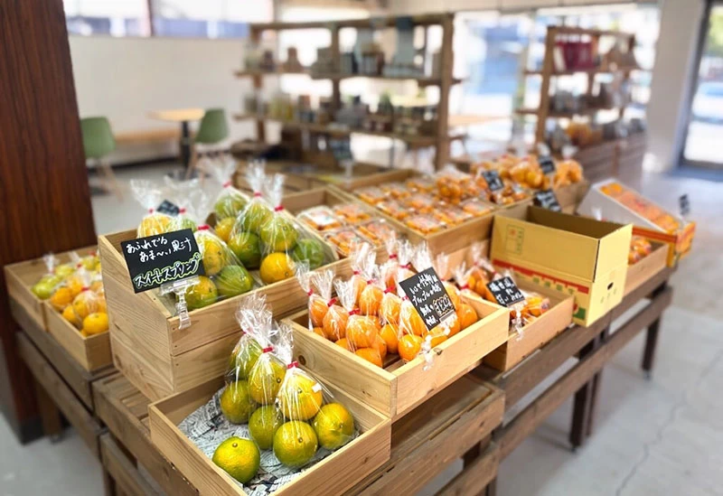 併設する果物や野菜のセレクトショップ