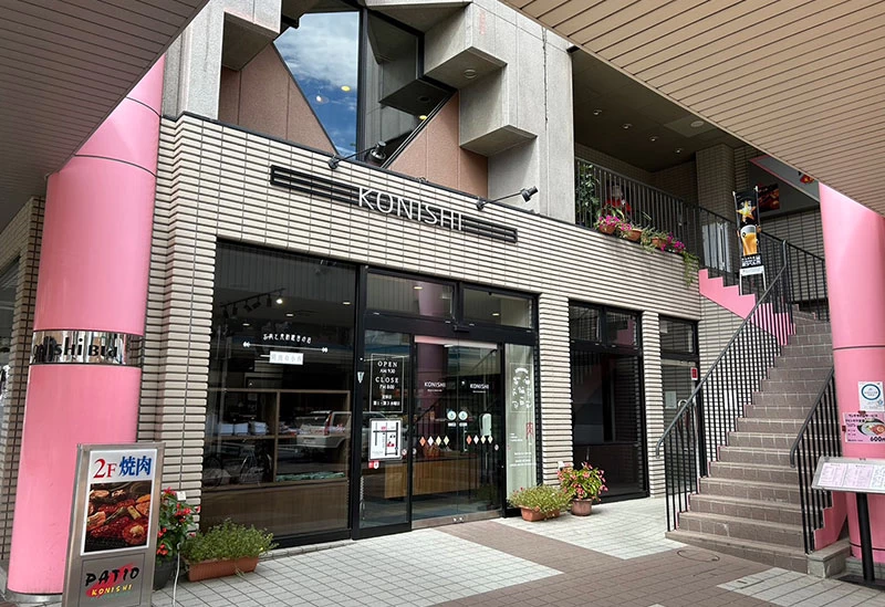 お店は2階にあります