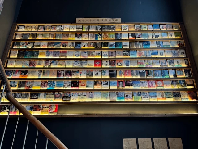 吹き抜けには、直木賞受賞の全作品が展示されている