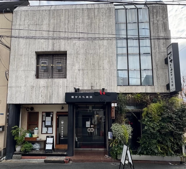 西側の正面玄関