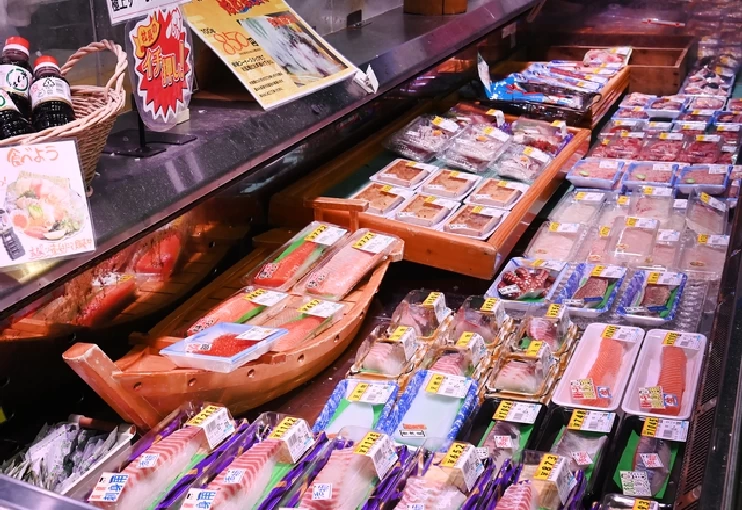 多い時で200種類の魚製品が並ぶ