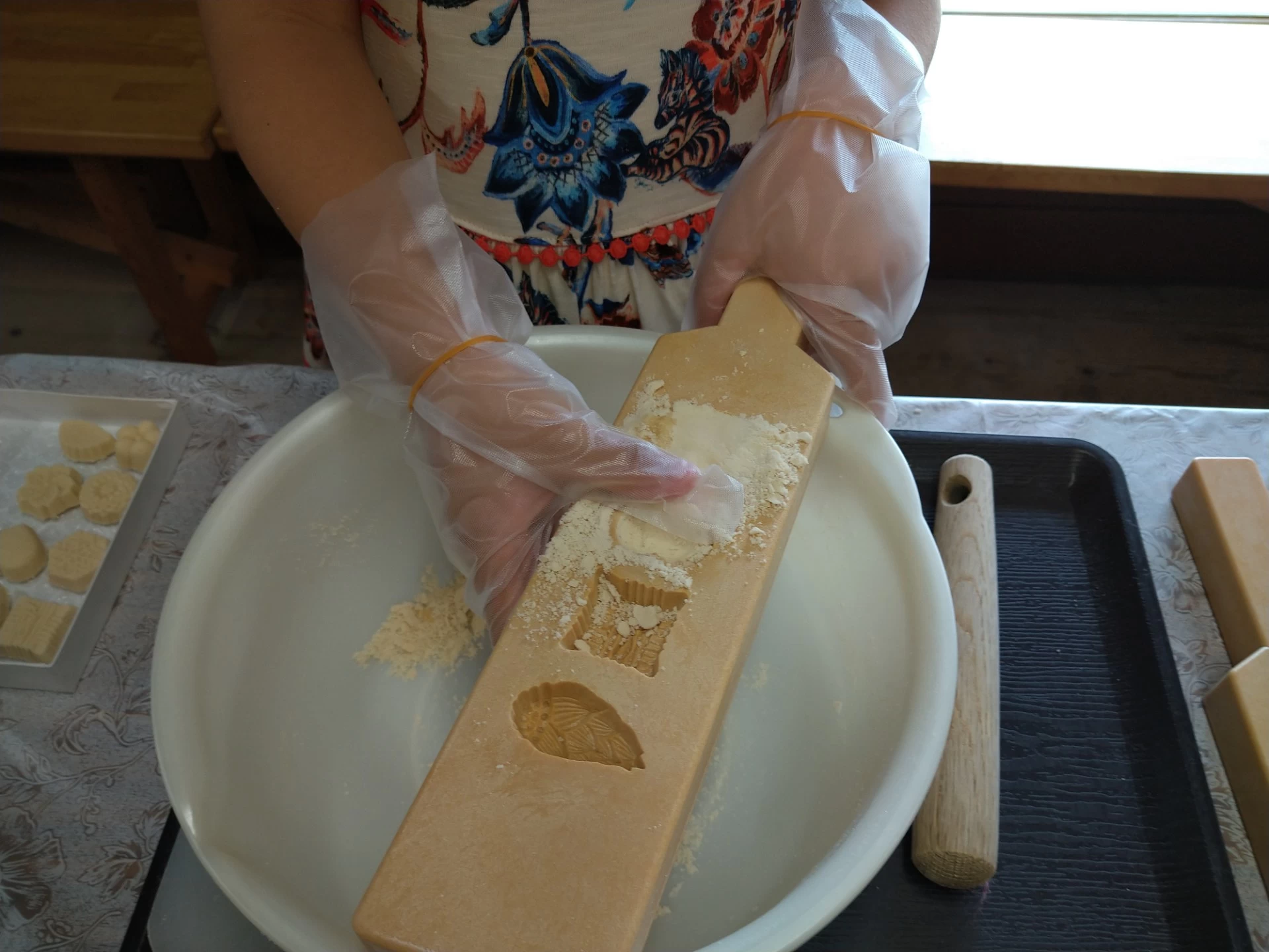 和三盆型抜き体験の様子