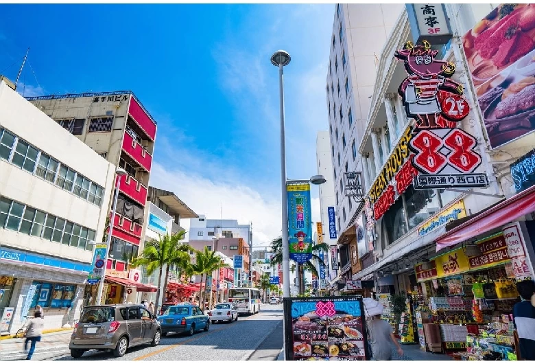 さまざまな店舗が立ち並ぶ