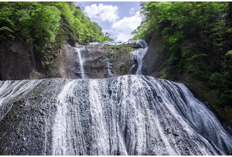 目前に滝が迫る第一観瀑台からの眺め