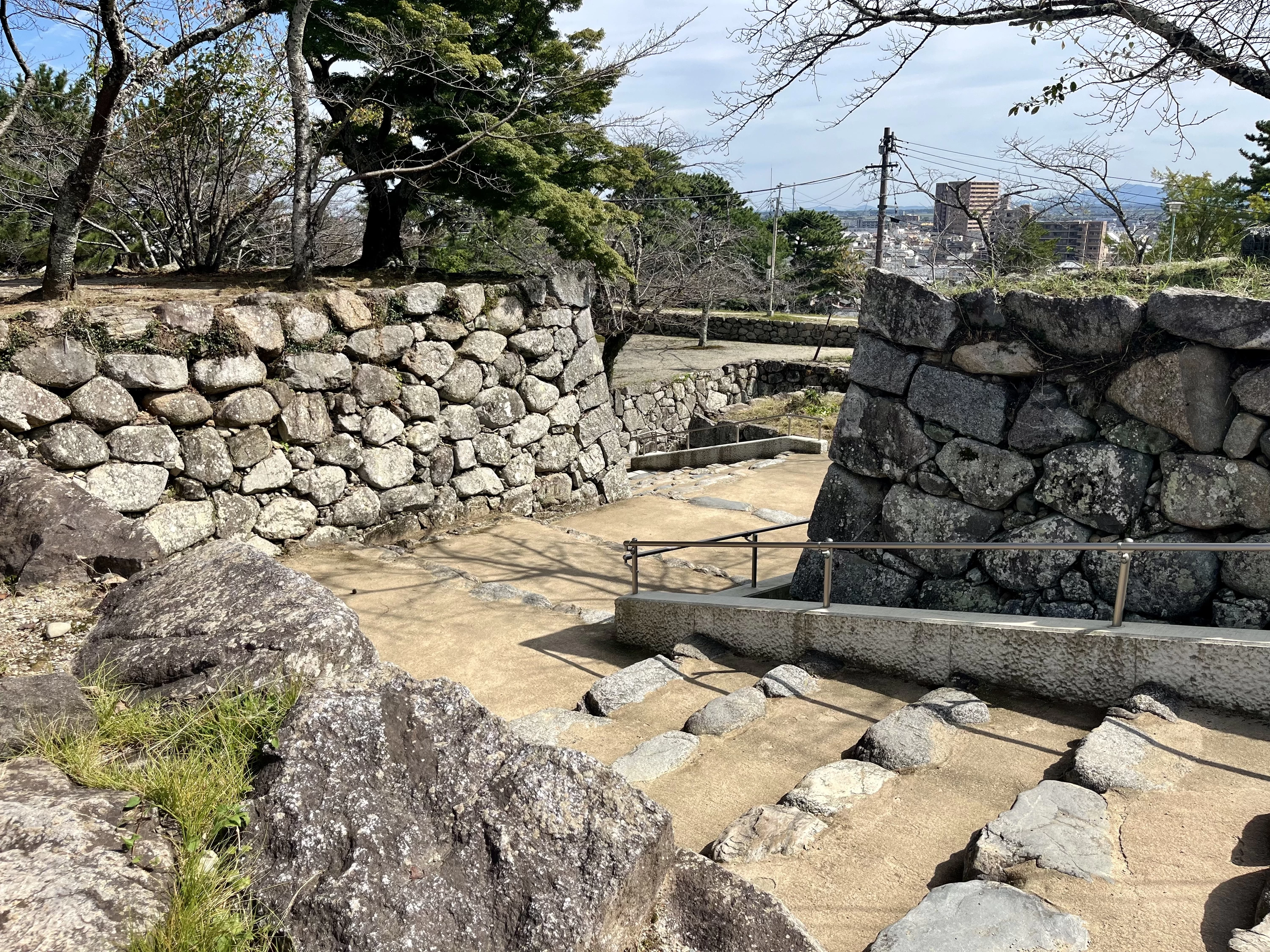 本丸大手枡形（現地にて撮影）