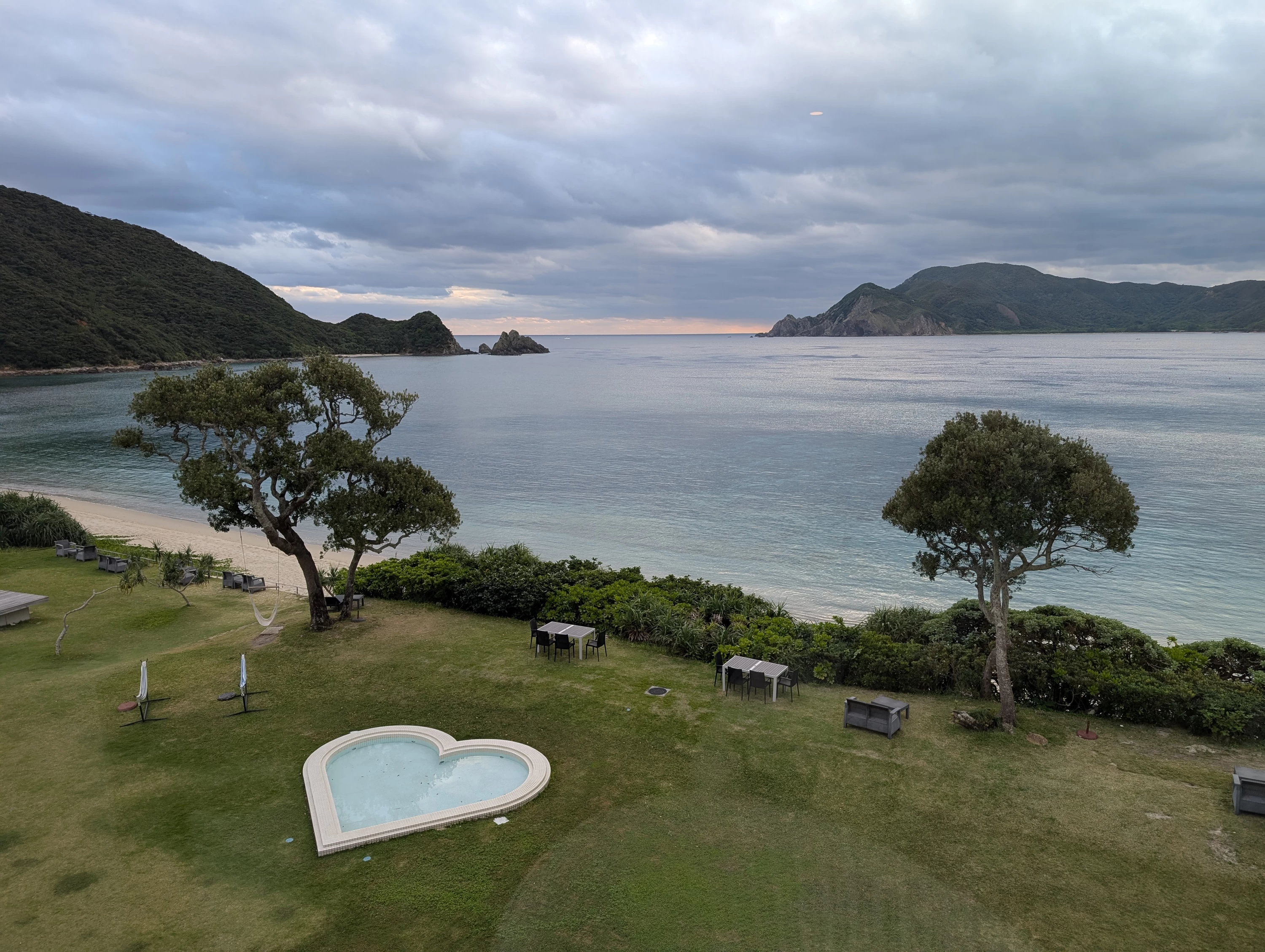 目の前には“神の島”と崇められる加計呂麻島が（現地にて撮影）