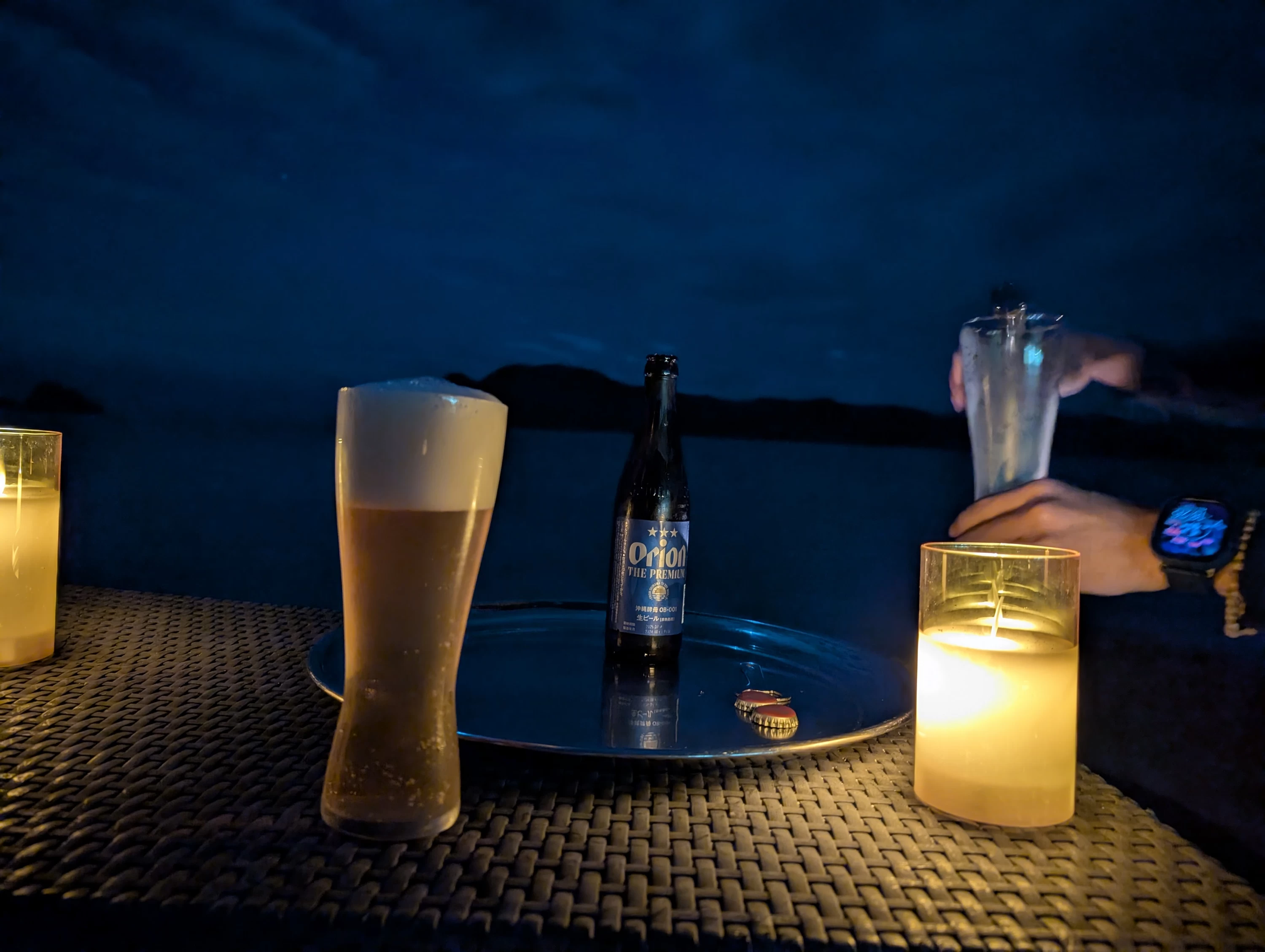 夜はビーチでビールも（現地にて撮影）