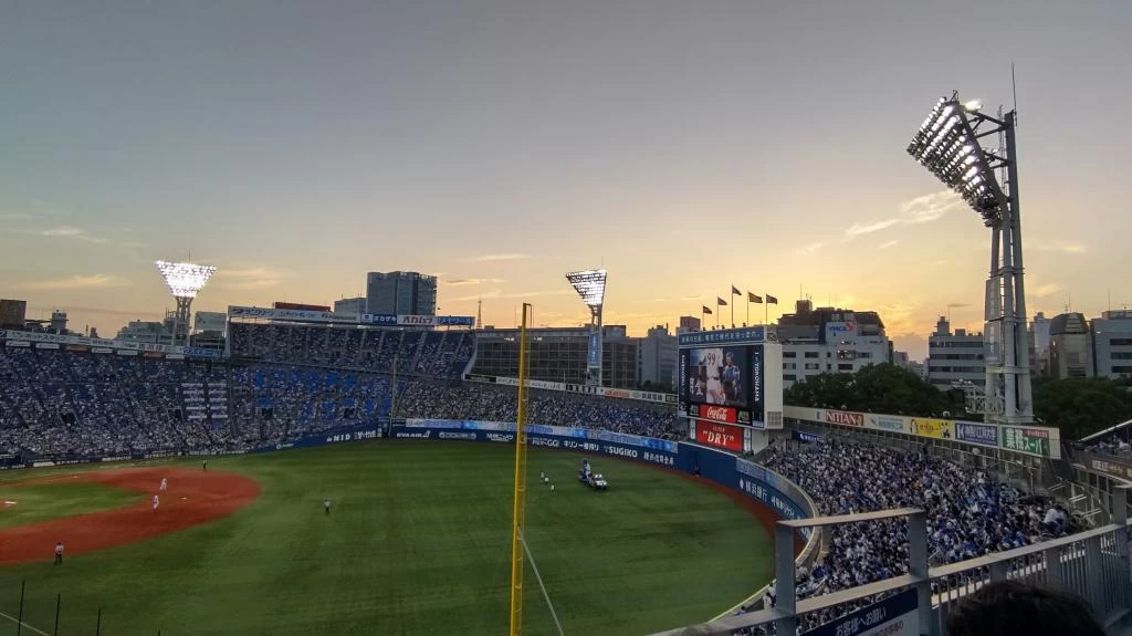 球場内（夕方）