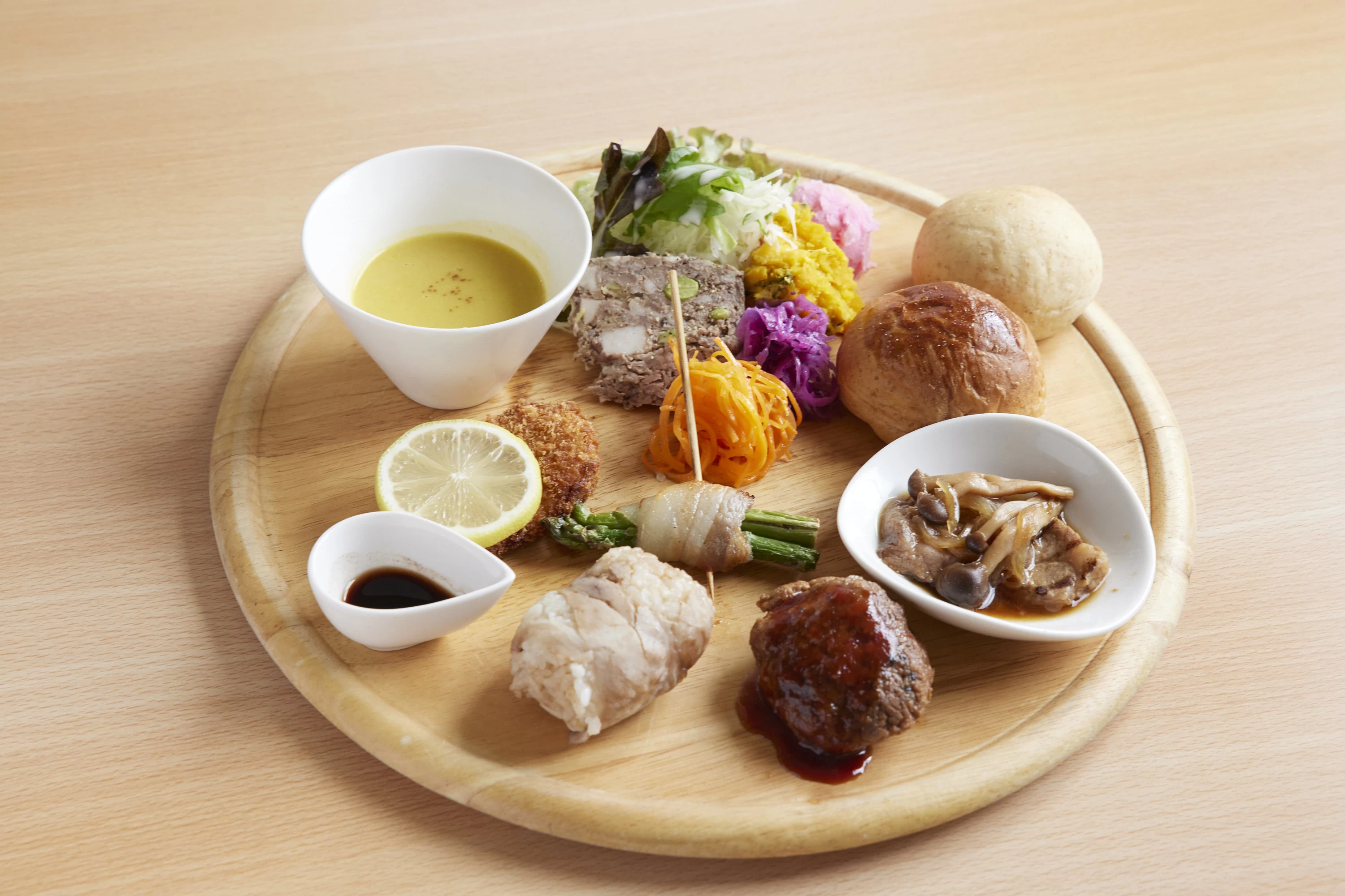 八鹿豚トリプルプレート1,980円。八鹿浅黄（あさぎ）大豆を使った味噌をソースの隠し味に使うなど、手間暇掛けた料理が盛り合わせに