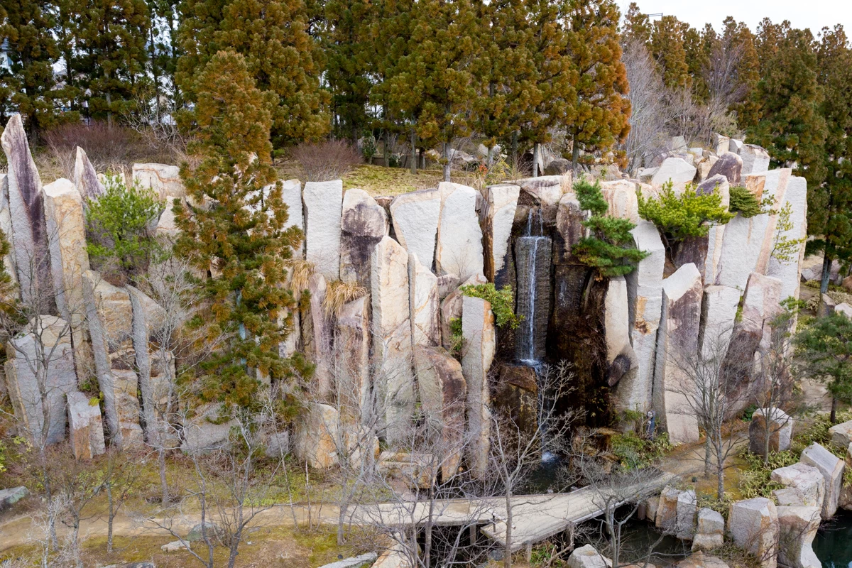 「水景園」にある巨石群
