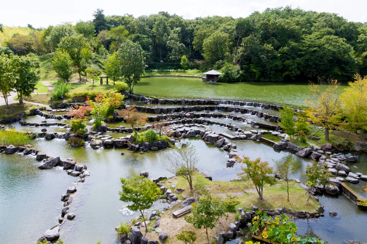 「水景園」にある水景棚