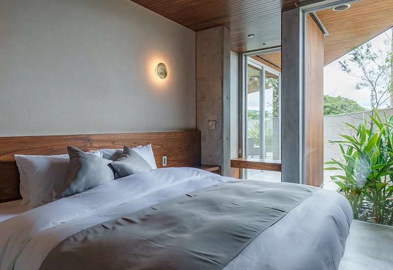 キングサイズのベッドを1台備えた「BEKKAN1」「BEKKAN2」