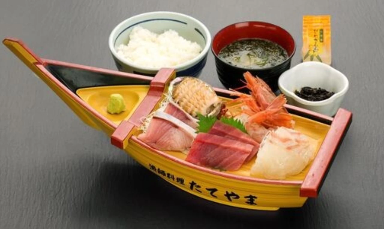 三崎まぐろ、活黒あわび入りの定食