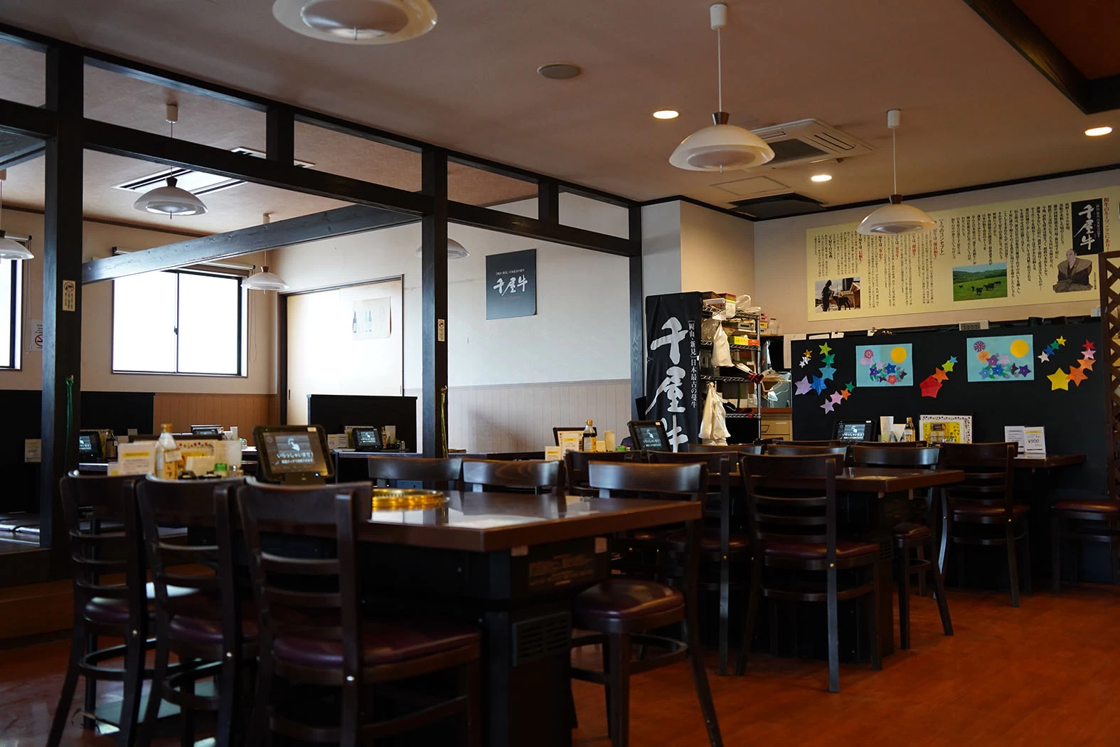 各テーブルに無煙ロースターを設置