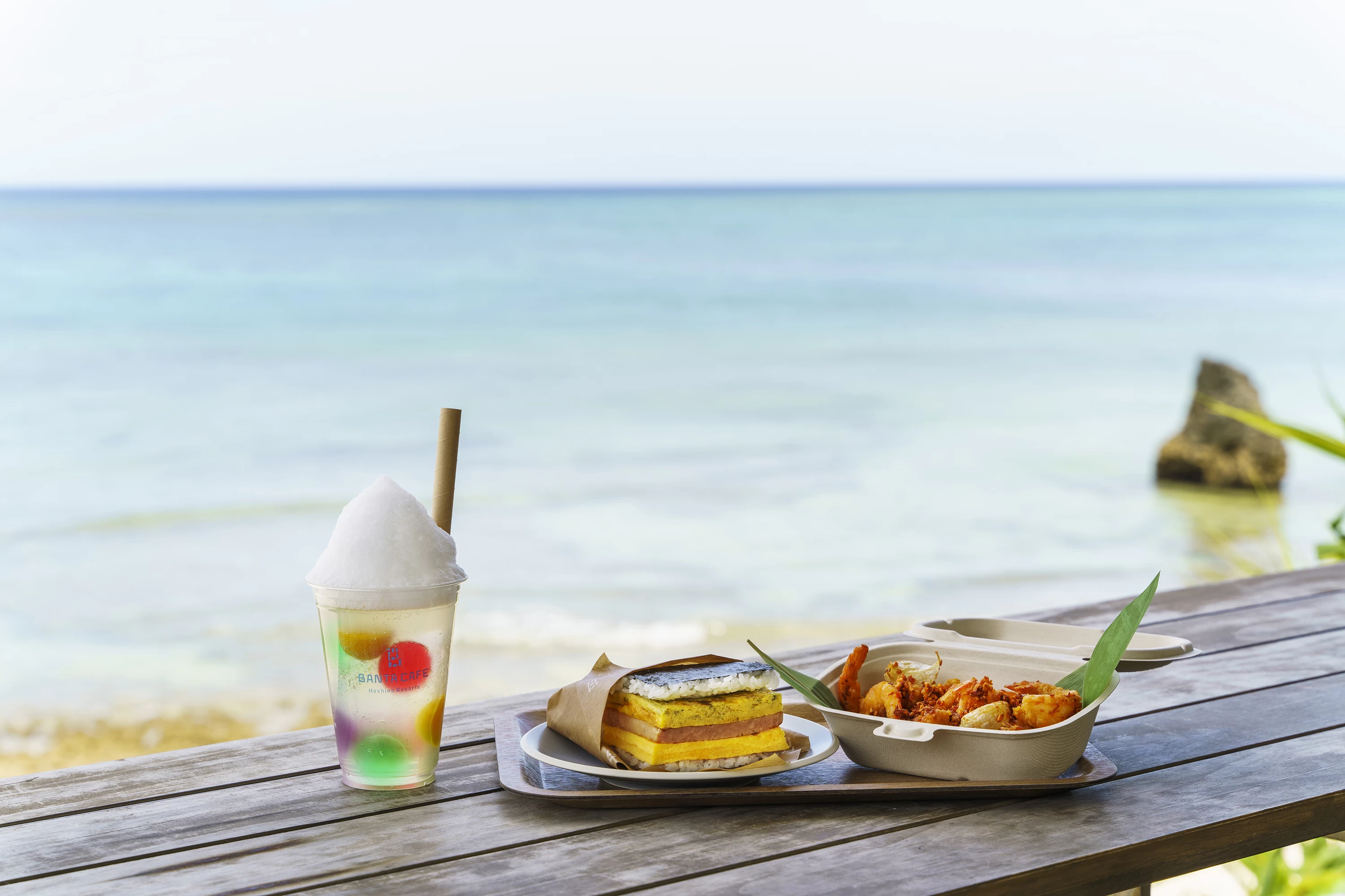 海を眺めながら人気メニューを堪能