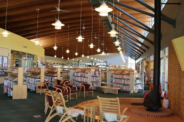 館内と暖炉風ストーブ