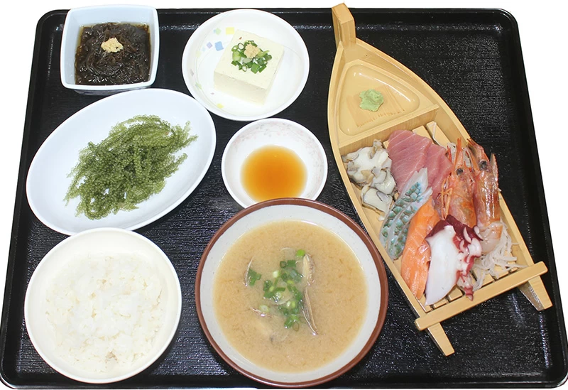 1階の市場で売られている新鮮な魚介類が船に乗せられてやってくる