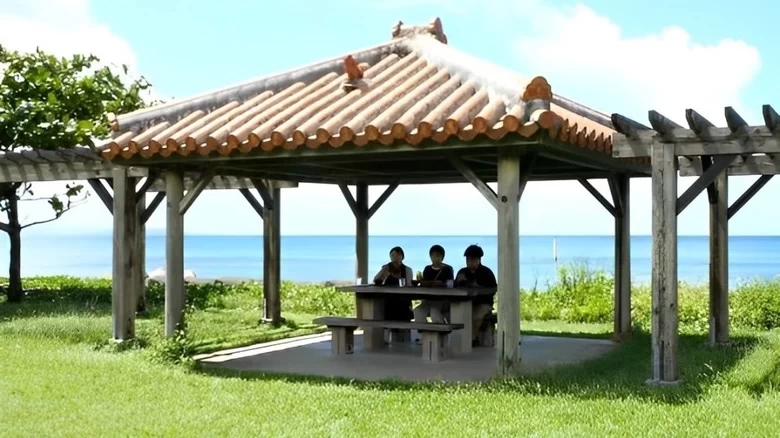  お店の外には沖縄らしい赤瓦の東屋と、青い海が広がっている