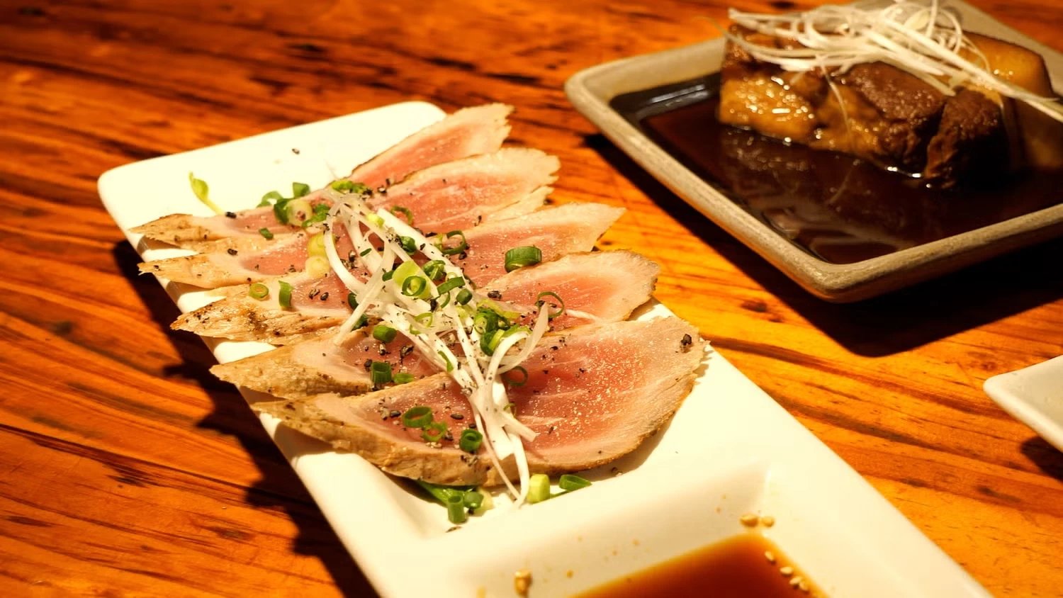 食感の良いガツ刺（写真手前）と、柔らかく煮込まれたラフテー（写真奥）