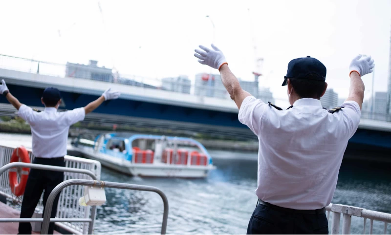 見送るスタッフ