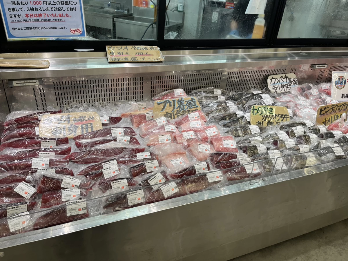 カツオやブリなどの魚介類も販売