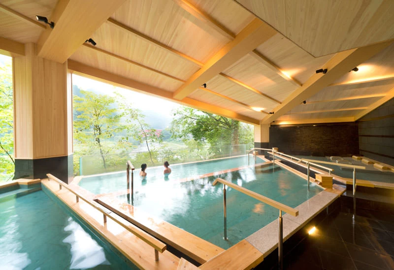 3段の湯船で構成する展望露天風呂「棚湯」