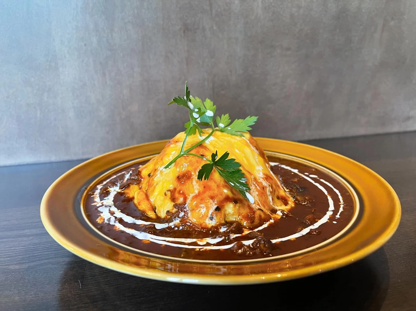 赤ワインデミグラスのオムライス