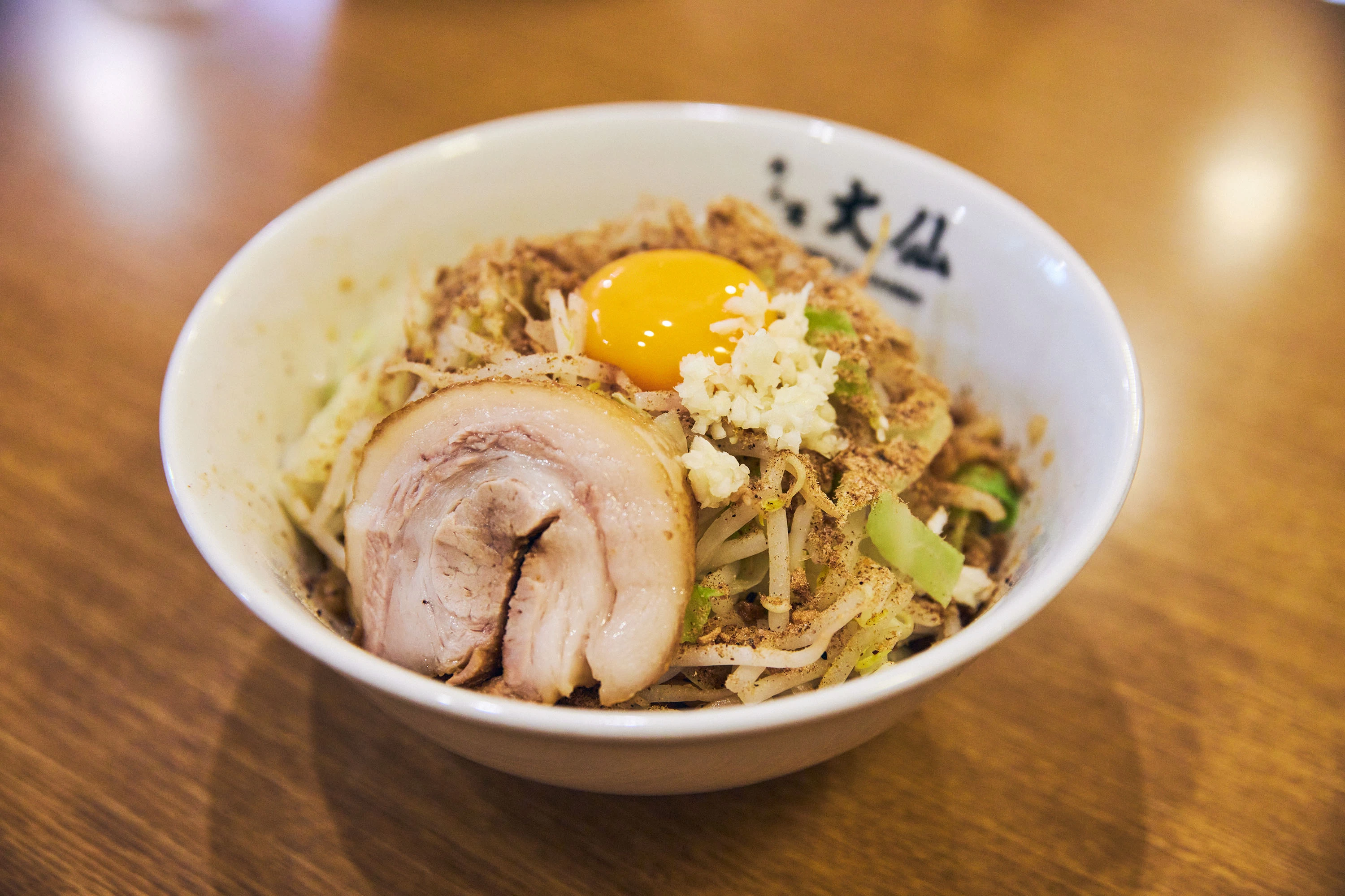 「油そば」1,100円。麺は東京・浅草の開化桜の特注品を使用