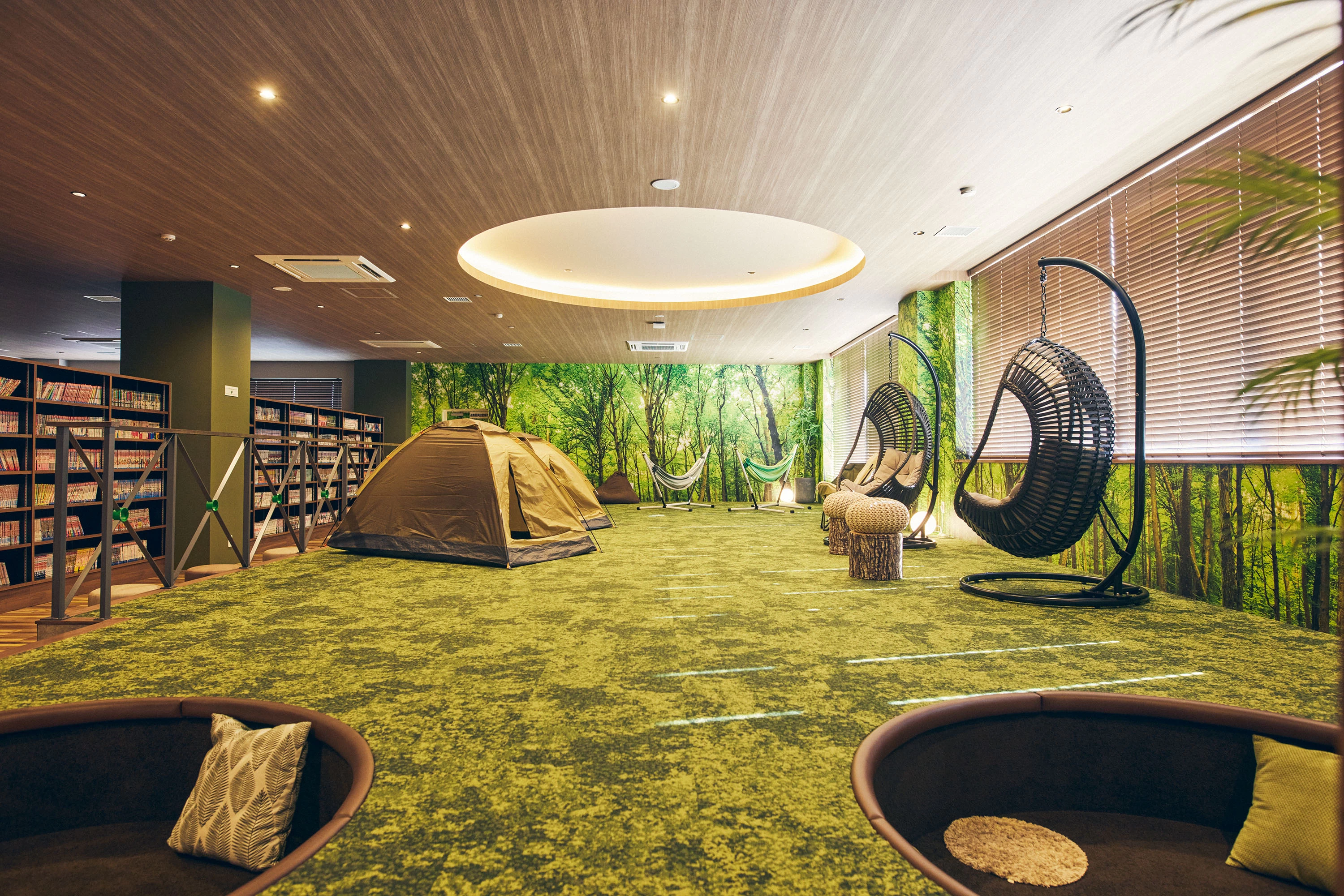 館内で人気のリラックススペースではドリンクバーが利用でき、コミックが読み放題（別料金）