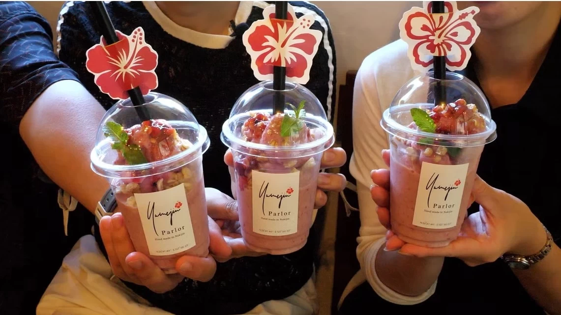 店内ではオーガニックハイビスカスの花びらをたっぷり使った手作りのフラワースムージーも