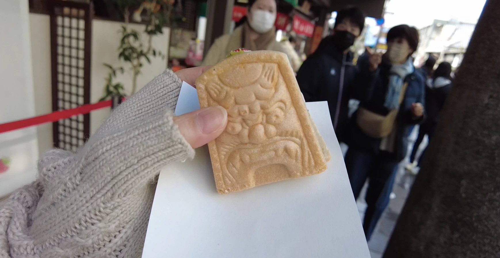 鬼瓦デザインの最中（現地にて撮影）