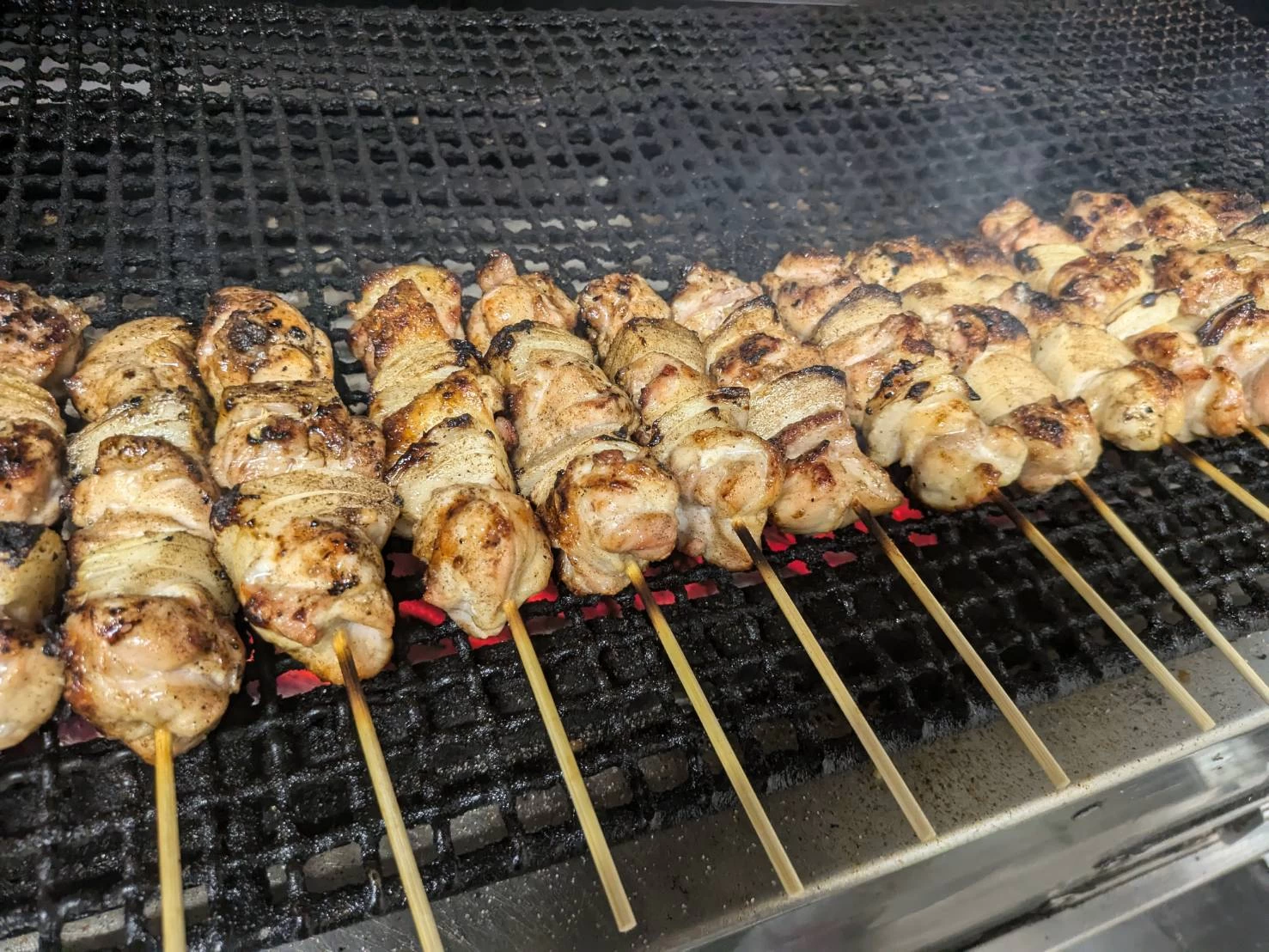 炭焼きで香ばしい串焼きメニュー