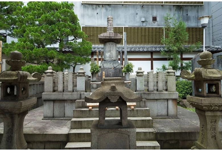 信長の供養塔